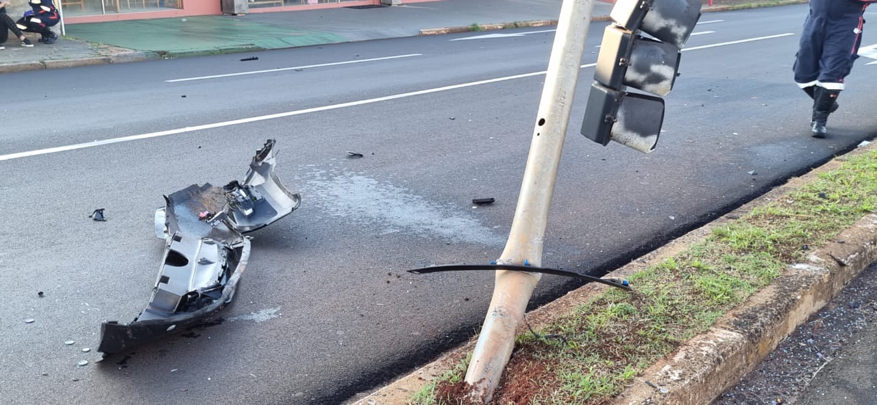 Foto 14 de 21 — Veículo de luxo se envolve em grave acidente na Via Expressa